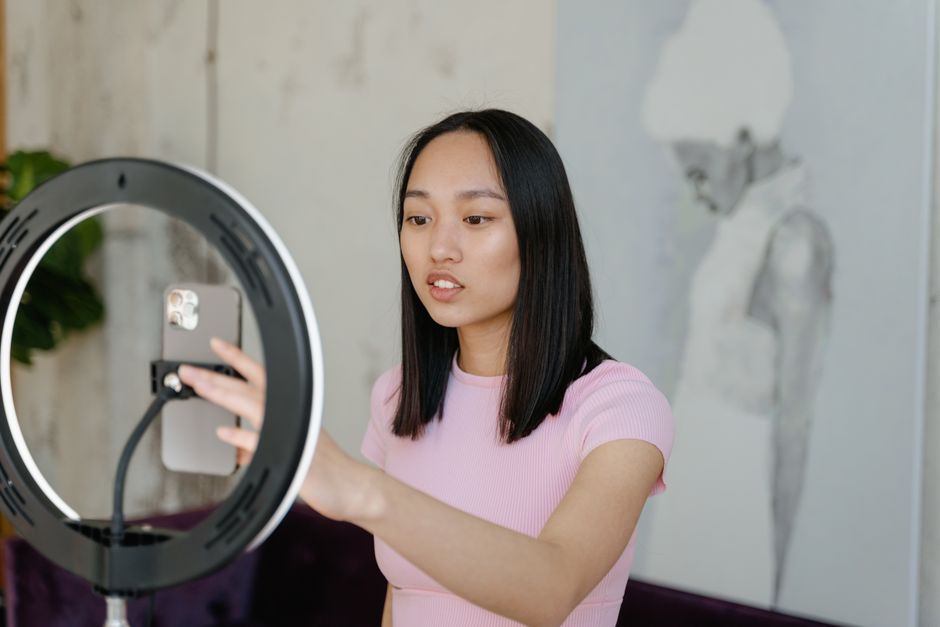 Beauty Tech's Retail Revolution: AI, Social Commerce & You